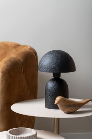 Boaz Mini 30cm Schwarz Von Leitmotiv - Die schwarze Oberfläche wirkt strukturiert und fast keramikartig und verleiht der Leuchte eine sanfte und lebendige Ausstrahlung.