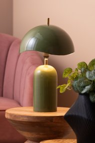 Querido 40cm Grün tischlampe Von Leitmotiv - Gefertigt aus Metall mit einer glänzenden, mattgrünen Oberfläche und goldfarbenen Details, ist sie eine stilvolle Bereicherung für Ihr Zuhause.