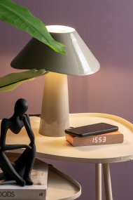 Ameno 33cm Grau tischlampe Von Leitmotiv - Ameno ist eine stilvolle Tischleuchte aus Metall mit einer glänzend grauen Oberfläche, die eine sanfte und harmonische Ausstrahlung verleiht.