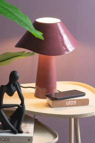Ameno 33cm Burgund tischlampe Von Leitmotiv - Ameno ist eine stilvolle Tischleuchte aus Metall mit einer glänzenden, burgunderroten Oberfläche, die eine sanfte und harmonische Ausstrahlung verleiht.
