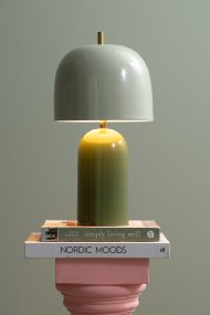 Rico 43cm Grün tischlampe Von Leitmotiv - Der waldgrüne Lampenfuß harmoniert perfekt mit dem hellgrünen Schirm und erzeugt so einen sanften und modernen Kontrast.