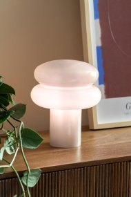 Incesante 24cm Grau tischlampe Von Leitmotiv - Incesante ist eine skulpturale Tischleuchte aus Glas in einem warmen Grünton, die ein behagliches und stimmungsvolles Licht spendet.