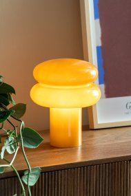 Incesante 24cm Gelb tischlampe Von Leitmotiv - Incesante ist eine skulpturale Tischleuchte aus Glas mit einem tiefgelben Schirm, der ein warmes und stimmungsvolles Licht spendet.