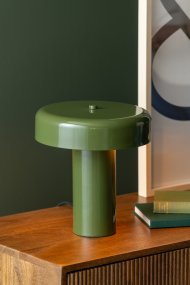 Riqueza Palo 26cm Grün tischlampe Von Leitmotiv - Ihre schlanke Form und das klare Design verleihen ihr eine elegante und zurückhaltende Ausstrahlung, die sich harmonisch in viele verschiedene Umgebungen einfügt.