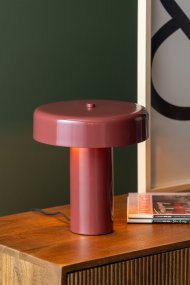 Riqueza Palo 26cm Burgund tischlampe Von Leitmotiv - Die stilvolle Tischleuchte Riqueza Palo aus Metall mit glänzender Oberfläche und burgunderrotem Schirm besticht durch ihre schlanke Form und ihr klares Design, das ihr eine elegante und zurückhaltende Ausstrahlung verleiht und sich harmonisch in viele verschiedene Umgebungen einfügt.