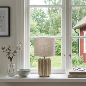 Flint 33cm Beige tischlampe Von Cottex - Die Leuchte wird mit einem 1,5 m langen Kabel, einem Netzschalter und einem Netzstecker geliefert.