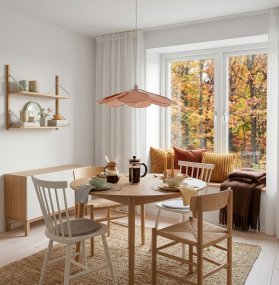 Magnolia Ø80 Rosa hängelampe Von Cottex - Die Lampe besteht aus einem Metallrahmen und sanft geschwungenen, mit rosa Stoff bezogenen Bl&auml;ttern, die eine sch&ouml;ne und luftige Silhouette erzeugen.