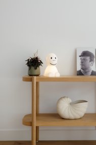 Monkey First Light Weiß kinderlampe Von Mr Maria - Die First Light Monkey-Lampe vereint Stil, Funktionalit&auml;t und Sicherheit und ist damit die perfekte Wahl f&uuml;r Eltern, die ein zuverl&auml;ssiges und niedliches Nachtlicht f&uuml;r ihre Kinder suchen.
