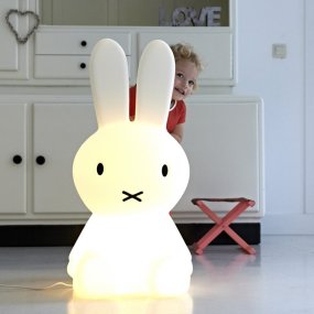 Miffy XL Weiß kinderlampe Von Mr Maria - Diese wundervolle Miffy XL-Lampe erhellt jeden Raum mit Freude und Liebe und eignet sich perfekt als Nachtlicht für Kinder.