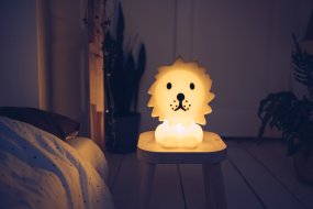 Lion First Light Gelb kinderlampe Von Mr Maria - Die Nachtlampe Löwe ist tagsüber ein lustiger Spielkamerad und mit einer Batterielaufzeit von bis zu 120 Stunden ist die Lampe Löwe ein sicherer Begleiter in der Nacht.