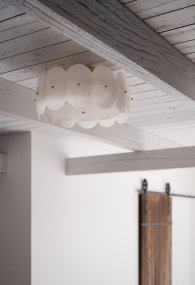 Omlott Ø53 Weiß deckenleuchte Von By Rydéns - Eine wunderschöne Deckenlampe ist darum gewickelt und verleiht dem Raum mit den Messingdetails Eleganz.