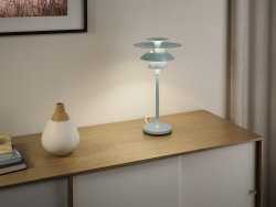 Picasso 35cm Eisblau tischlampe Von Belid - Die Farben harmonieren sehr gut mit natürlichen Einrichtungsstilen, aber auch mit eher grafischen Einrichtungsstilen, bei denen die Innendetails eher dezent wirken sollen.