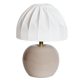 Peach 27cm Beige tischlampe Von Cottex - Der wei&szlig;e Textilschirm mit seinem eleganten Plissee-Design bildet einen sch&ouml;nen Kontrast zum erdigen Fu&szlig; und sorgt f&uuml;r ein sanftes, angenehmes Licht.