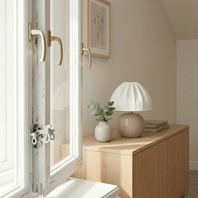 Peach 27cm Beige tischlampe Von Cottex - Der wei&szlig;e Textilschirm mit seinem eleganten Plissee-Design bildet einen sch&ouml;nen Kontrast zum erdigen Fu&szlig; und sorgt f&uuml;r ein sanftes, angenehmes Licht.