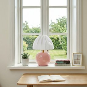 Peach 27cm Rosa tischlampe Von Cottex - Der wei&szlig;e Textilschirm mit seinem eleganten Plissee-Design bildet einen sch&ouml;nen Kontrast zum farbenfrohen Fu&szlig; und sorgt f&uuml;r ein sanftes, angenehmes Licht.