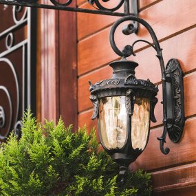 Philadelphia Antike Bronze außenlampe Von Elstead Lighting - Dieses zeitlose Design macht die Lampe zu einer perfekten Ergänzung für den Außenbereich, während sie mit der Schutzart IP44 wetterbeständig ist.