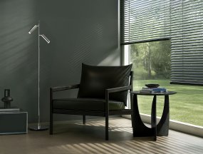 Pipeline 2 Chrom stehlampe Von Herstal - Die Stehleuchte Pipeline vereint minimalistisches Design mit hoher Funktionalit&auml;t und ist die perfekte Beleuchtungsl&ouml;sung f&uuml;r moderne Interieurs.