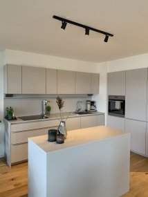 Cone 3-sett Schwarz Von Aneta Lighting - Ein komplettes Set mit Anetas Trackline-Schiene und Scheinwerfern.