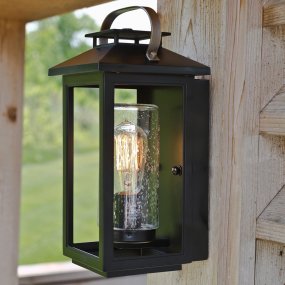 Atwater 35cm Schwarz Von Elstead Lighting - Med IP44-klassning &auml;r Atwater skyddad mot fukt och v&auml;derp&aring;verkan, vilket g&ouml;r den till en elegant och l&aring;ngvarig l&ouml;sning f&ouml;r entr&eacute;er, uteplatser och tr&auml;dg&aring;rdsmilj&ouml;er.