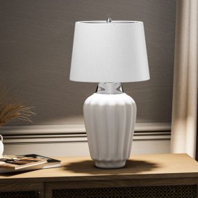 Bexley 56cm Weiß tischlampe Von Elstead Lighting - Den levereras med en avsmalnande lampsk&auml;rm i ljus elfenbensf&auml;rgad konstsilke med en silverlaminerad insida, handgjord i Storbritannien.