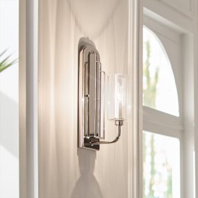 Kimrose 35cm Nickel wandlampe Von Elstead Lighting - Der zylindrische Glasschirm ist klar und mit vertikalen Rillen versehen, wodurch ein einzigartiger und subtiler Lichteffekt entsteht.