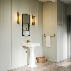 Wellington 40cm Antikes Messing badezimmerlampe Von Elstead Lighting - Es ist aus hochwertigem Stahl und Glas gefertigt und vermittelt mit seinem antiken Messing-Finish und dem geriffelten Glasschirm, der für eine wunderschöne Lichtverteilung sorgt, ein luxuriöses Gefühl.