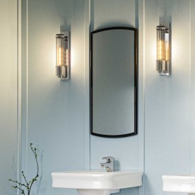 Wellington 40cm Chrom badezimmerlampe Von Elstead Lighting - Es ist aus hochwertigem Stahl und Glas gefertigt und vermittelt mit seiner polierten Chromoberfläche und dem geriffelten Glasschirm, der für eine wunderschöne Lichtverteilung sorgt, ein luxuriöses Gefühl.