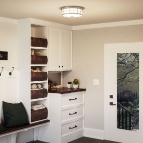 Guardian Ø35 Gebürstetes Nickel badezimmerlampe Von Elstead Lighting - Die Oberfl&auml;che aus geb&uuml;rstetem Nickel und der geometrische Rahmen verleihen der Lampe ein elegantes Aussehen, w&auml;hrend das Opalglas ein angenehmes und weiches Licht verbreitet.