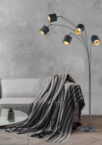 Tommy 5 Schwarz stehlampe Von Trio Lighting - Die klaren, modernen Formen und das mattschwarze Metall mit schwarzen und goldenen Stoffschirmen machen die Leuchte zu einem eleganten und flexiblen Einrichtungsdetail.