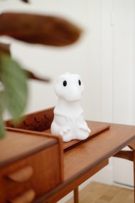 Rena First Light Weiß kinderlampe Von Mr Maria - Rena hat die Form eines süßen und freundlichen Tyrannosaurus Rex und ist eine sichere Begleiterin beim nächtlichen Füttern, beim Vorlesen von Gutenachtgeschichten und beim Träumen.