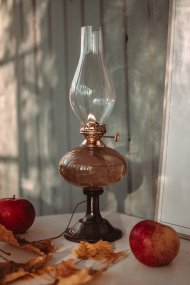 Esmeralda Braun Von Strömshaga - Die Lampe besteht aus braunem Glas mit einem dekorativen Ätzmuster, das ihr einen romantischen und altmodischen Ausdruck verleiht.