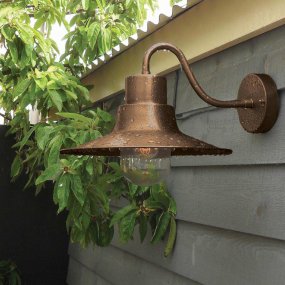Sheldon Antikes Messing außenlampe Von Elstead Lighting - Sheldon ist robust und stilvoll zugleich und eignet sich perfekt für die Schaffung einer klassischen und zeitlosen Atmosphäre.