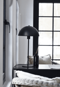 Coco 54cm Schwarz tischlampe Von Hallbergs - Empfehlenswert ist die Platzierung im Fenster, auf einem Sideboard im Flur oder als Nachttischlampe im Schlafzimmer.