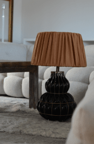 Beatrice 50cm Schwarz Von Hallbergs - Grace Kelly ist eine wunderschöne Tischlampe mit elegantem Design.