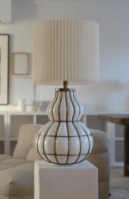 Beatrice 50cm Weiß Von Hallbergs - Grace Kelly ist eine wunderschöne Tischlampe mit elegantem Design.