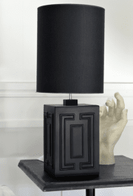 Stucco 48cm Mattschwarz lampenfuß Von Hallbergs - Die quadratische Form mit den detaillierten Schnitzereien tr&auml;gt zu einer sch&ouml;nen Atmosph&auml;re im Raum bei.