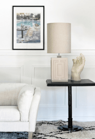 Stucco 48cm Beige lampenfuß Von Hallbergs - Die quadratische Form mit den detaillierten Schnitzereien trägt zu einer schönen Atmosphäre im Raum bei.