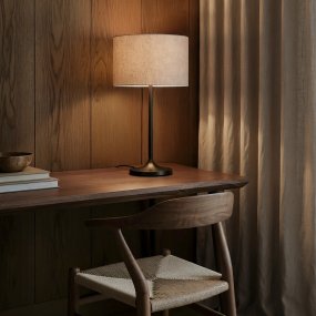 Soft 64cm Natur/Bronze tischlampe Von Belid - Die lebendige Struktur des Leinens filtert das Licht und schafft eine warme, angenehme Atmosph&auml;re, w&auml;hrend die dunkle Bronze-Optik der Leuchte eine elegante Note verleiht.