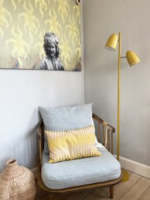 Dynamo 2 Gelb stehlampe Von Superliving - Die klassischen Schirme haben einen perforierten Rand mit ausgestanzten Ohren, die f&uuml;r ein angenehmes Lichtspiel sorgen.