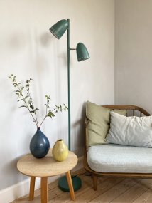 Dynamo 2 Grün stehlampe Von Superliving - Die Schirme lassen sich um volle 345&deg; neigen und drehen, sodass Sie das Licht ganz einfach genau dorthin lenken k&ouml;nnen, wo Sie es ben&ouml;tigen &ndash; perfekt als Leselampe oder stimmungsvolle Beleuchtung im Wohnzimmer.