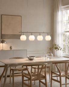 Globi 4 78cm Nickel hängelampe Von Nordic Lighting - Die Metallaufh&auml;ngung in mattem Nickel-Finish verleiht ihr eine elegante und grafische Note, w&auml;hrend die vier runden Opalglaskuppeln ein angenehmes und gleichm&auml;&szlig;iges Licht im Raum verbreiten.