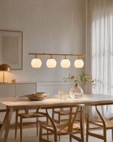 Globi 4 78cm Gebürstetes Messing/Weiß hängelampe Von Nordic Lighting - Die Metallaufh&auml;ngung in geb&uuml;rsteter Messingoptik verleiht ihr eine elegante und grafische Note, w&auml;hrend die vier runden Opalglaskuppeln ein angenehmes und gleichm&auml;&szlig;iges Licht im Raum verbreiten.