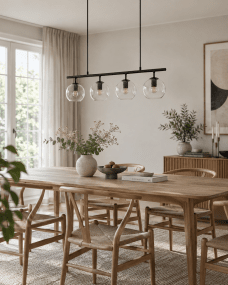 Globi 4 78cm Schwarz/transparent hängelampe Von Nordic Lighting - Die schwarze Metallaufh&auml;ngung verleiht ihr eine elegante und grafische Note, w&auml;hrend die vier runden Glaskuppeln ein angenehmes Licht im Raum verbreiten.