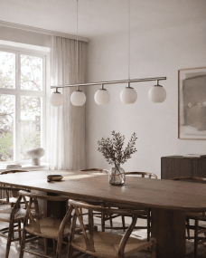 Globi 5 120cm Nickel/Weiß hängelampe Von Nordic Lighting - Die Metallaufh&auml;ngung in mattem Nickel-Finish verleiht ihr eine elegante und grafische Note, w&auml;hrend die f&uuml;nf runden Opalglaskuppeln ein angenehmes und gleichm&auml;&szlig;iges Licht im Raum verbreiten.