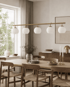 Globi 5 120cm Gebürstetes Messing/Weiß hängelampe Von Nordic Lighting - Die Metallaufh&auml;ngung in geb&uuml;rstetem Messing verleiht ihr eine elegante und grafische Note, w&auml;hrend die f&uuml;nf runden Opalglaskuppeln ein angenehmes und gleichm&auml;&szlig;iges Licht im Raum verbreiten.