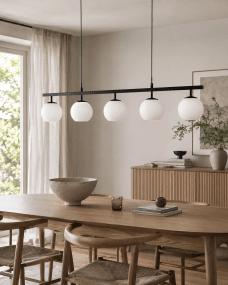 Globi 5 120cm Schwarzweiß hängelampe Von Nordic Lighting - Die schwarze Metallaufh&auml;ngung verleiht ihr eine elegante und grafische Note, w&auml;hrend die f&uuml;nf runden Opalglaskuppeln ein angenehmes und gleichm&auml;&szlig;iges Licht im Raum verbreiten.