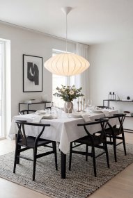 Josefine Ø50 Weiß Von Aneta Lighting - Die Pendelleuchte Josefine ist eine elegante Leuchte mit einer weichen, harmonischen Form, die jedem Raum eine angenehme Atmosph&auml;re verleiht.
