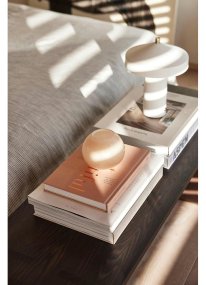 Hatto 25cm Weiß tragbare Von OYOY - Mit einer Dimmfunktion in drei Stufen und energieeffizienter LED bietet sie anpassbares und angenehmes Licht f&uuml;r unterschiedliche Bed&uuml;rfnisse.