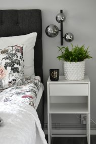 Molekyl 36cm Rauchgrau wandlampe Von Aneta Lighting - Molekyl-Wandleuchte aus schwarzem Metall mit 3 Rauchglaskugeln.