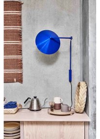 Kasa 60cm Blau wandlampe Von OYOY - Dank ihrer eleganten Form passt die Leuchte in jedes Interieur und verleiht dem Raum Charakter und Stil.